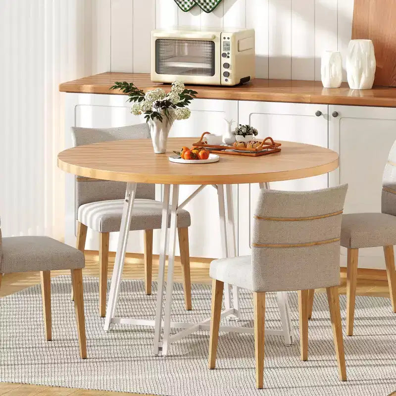 Table à manger avec 8 pieds de support en métal et une base en forme de croix.